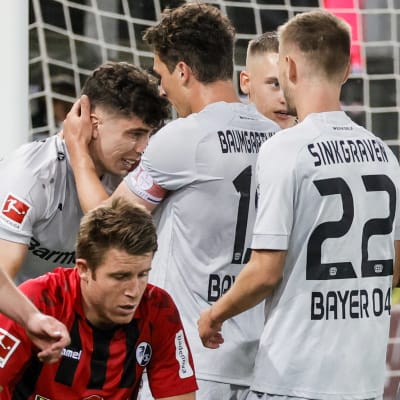 Leverkusen spelarna firar med Kai Havertz.