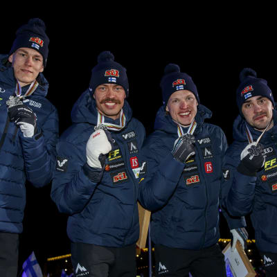 Niko Anttola, Perttu Hyvärinen, Iivo Niskanen ja Ristomatti Hakola poseeraavat hopeamitalien kanssa.