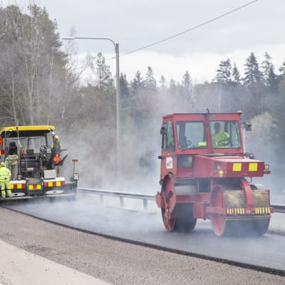 Asfaltointia tiellä 107 Sipoon ja Helsingin rajalla. 