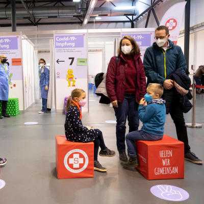 Itävallassa asuva Hanna Fauster kertoo paikallisten koulujen koronaviestinnästä
