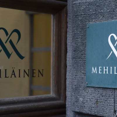 Skyltar med Mehiläinens firmanamn och logo.