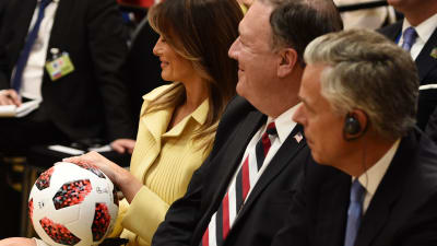 Melania Trump fångade den fotboll som hennes man Donald Trump fick av Vladimir Putin och sedan kastade till henne.