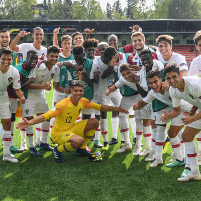 Portugals spelare poserar för kameran.