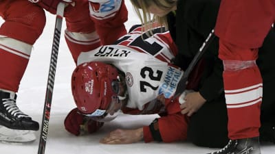 Nicolai Meyer ligger på isen.