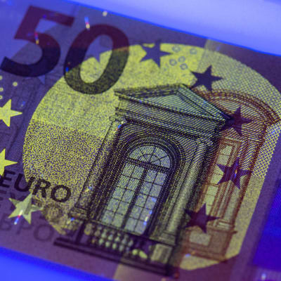Framsidan av nya 50-eurosedeln belyses här med ultraviolett ljus.