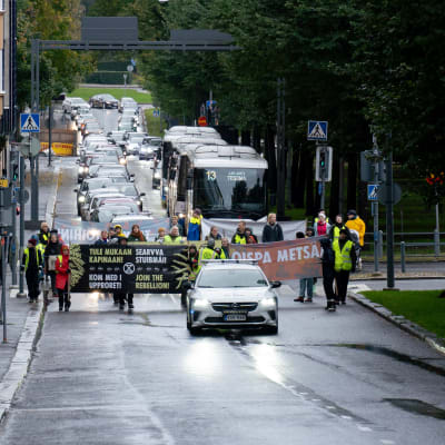 Elokapinan mielenosoitus Tampereen Hämeenpuistossa.