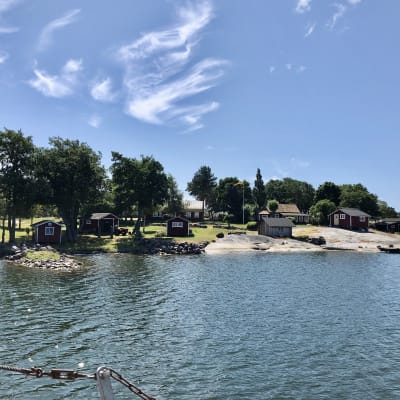 Sommarvy över ön Sandholm i Åbolands skärgård.