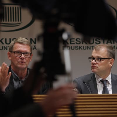 Keskustan eduskuntaryhmän puheenjohtaja Matti Vanhanen ja pääministeri, puheenjohtaja Juha Sipilä keskustan eduskuntaryhmän kesäkokouksessa Eduskunnan Pikkuparlamentissa 28. elokuuta 2015.