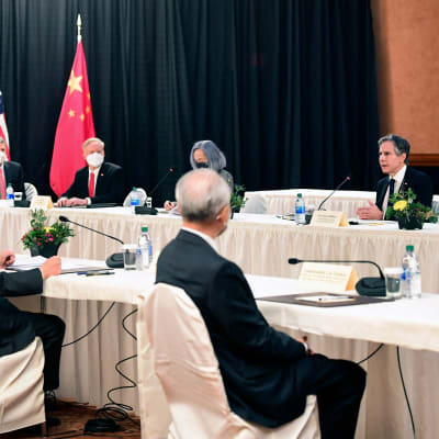 USA:s utrikesminister Antony Blinken talar med Yang Jiechi, ansvarig för utrikesärenden och Kinas utrikesminister Wang Yi 