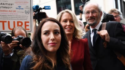 Julian Assanges partner Stella Moris, juristen Jennifer Robisnon och Julian Assanges far John under demonstration i London 7.9.2020