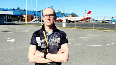 Eero Pärgmäe, kommersiell chef på Tallinns flygplats med några flygplan i bakgrunden.