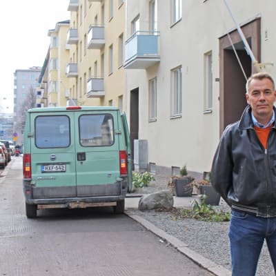 Munknsäsbon Mats Almqvist är irriterad på bilar som stannar på trottoarer och cykelvägar.