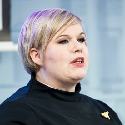 Annika Saarikko håller presskonferens.