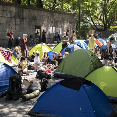 Demonstrantern sitter bland sina tält på Unionsgatan.