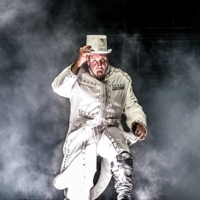Till Lindeman, sångaren i Rammstein i en vit kostym på scenen på Rock Fest