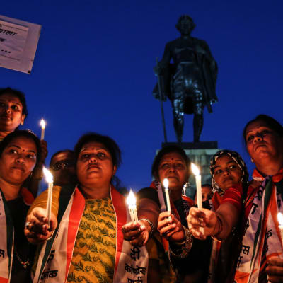 Ljusprotest mot frigivandet av den unge man som deltog i gängvåldtäkten 2012.