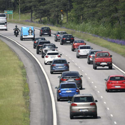 Bilar på en motorväg.