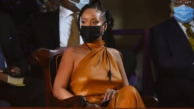 Popstjärnan Rihanna sitter på en stol