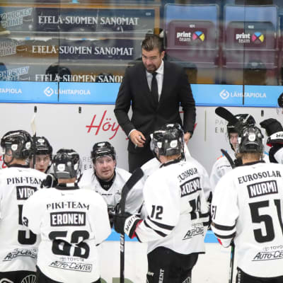 Jussi Ahokas instruerar sina spelare.