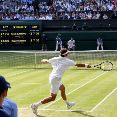 Roger Federer och Novak Djokovic spelade i nästan fem timmar på Wimbledons centercourt.