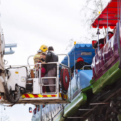 Räddningsverket hjälper passagerare som satt fast i tåget på Borgbacken.