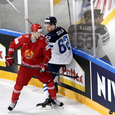 Kristian Khenkel och Oskar Osala slåss om pucken.