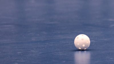En innebandyboll på ett golv.