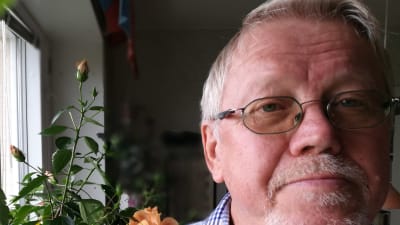 Föfattaren Lars Sund intill hisbiskusen i hans kök hemma i Uppsala. September 2018.