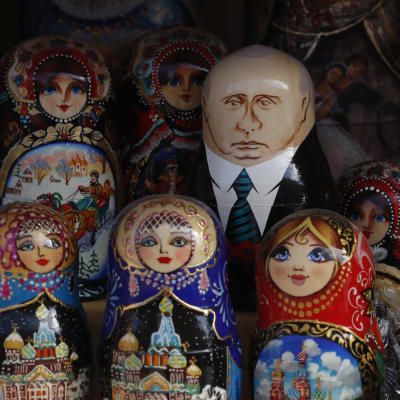 Maatuskanukkeja joista yksi on maalattu Putinin näköiseksi.