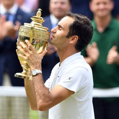 Federer med Wimbledonpokalen.
