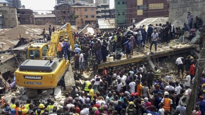 Kaos runt räddningsoperationen efter byggnadskollapsen i Lagos.