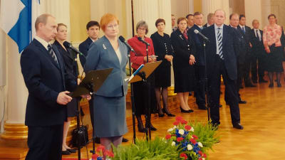 Presidentti Vladimir Putin pitää puhetta, presidentti Tarja Halonen kuuntelee.