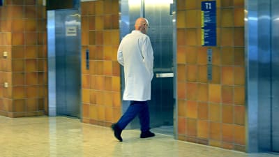 Läkare går in i hissen i aulan på Vasa centralsjukhus