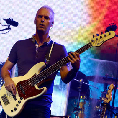 Basisten Paul Turner under ett gig med Jamiroquai 2013.