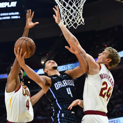 Lauri Markkanen och Evan Mobley försvarar.