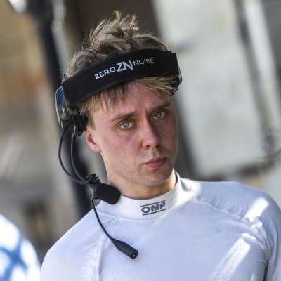 Emil Lindholm står med ett headset på huvudet.