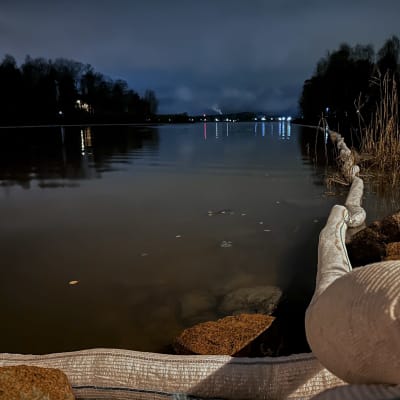 Öljypuomeja Haminan Pappilansalmessa.
