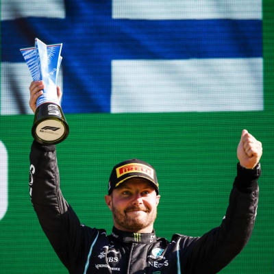 Valtteri Bottas firar på prispallen.