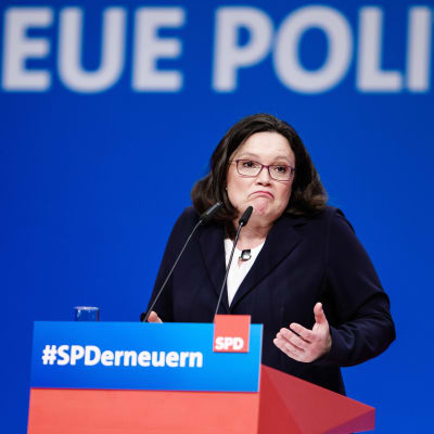 Andrea Nahles talar vid SPD:s extrainsatta partikongress i Wiesbaden på söndagen 22.4.