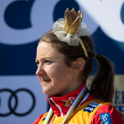 Ingvild Flugstad Östberg pieni kruunu päässään lähikuvassa.