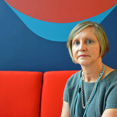 Barnpsykologen Ann-Christin Qvarnström-Obrey mot en brokig vägg.