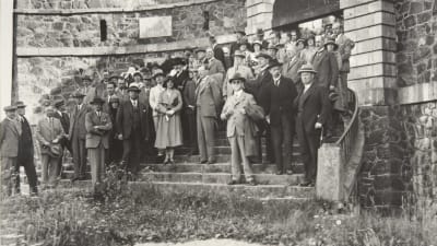 Pohjoismaisia historiantutkijoita vierailulla Suomenlinnassa vuonna 1931.
