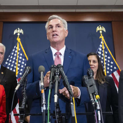 Minoritetsledaren kevin McCarthy håller presskonferens tillsammans med andra invalda partimedlemmar.