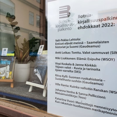Oulun kirjallisuuden talon näyteikkuna, jossa on lista vuoden 2022 Botnia-palkintoehdokkaista.