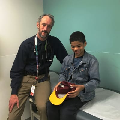 Hans Kersten träffar Robert, 11 år, på sjukhuset.