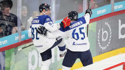 Harri Pesonen och Sakari Manninen firar ett mål.