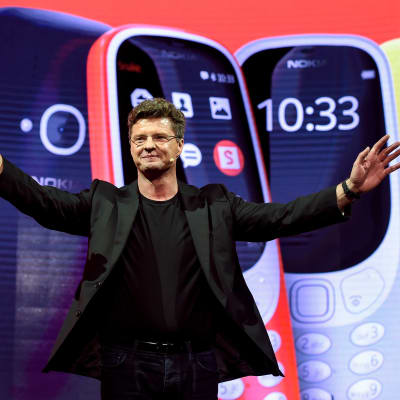Arto Nummela, vd på HMD global presenterar nya telefoner inför mässa i Barcelona