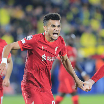  Liverpoolin Luis Fernando Diaz (vas) juhliia 2-2-maaliaan Villarrealin verkkoon.  