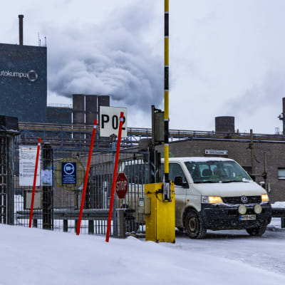Outokummun Tornion tehtaan pääportilla auto ajaa ulos tehdasalueelta.