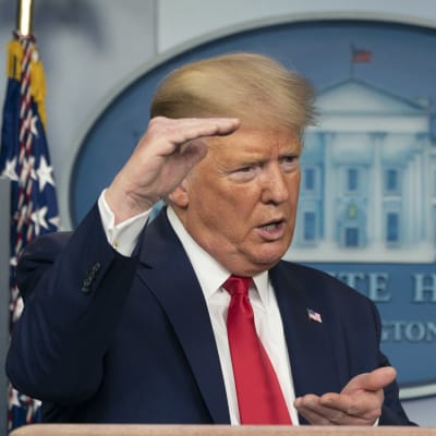 USA:s president Donald Trump gestikulerar under en presskonferens om coronaläget i USA